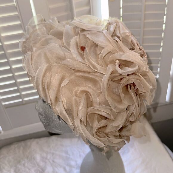 Vintage 50s or 60s Cream Floral Petal Hat - Picture 3 of 7
